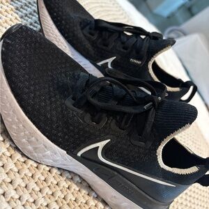 Nike Women's Black Athletic Shoes